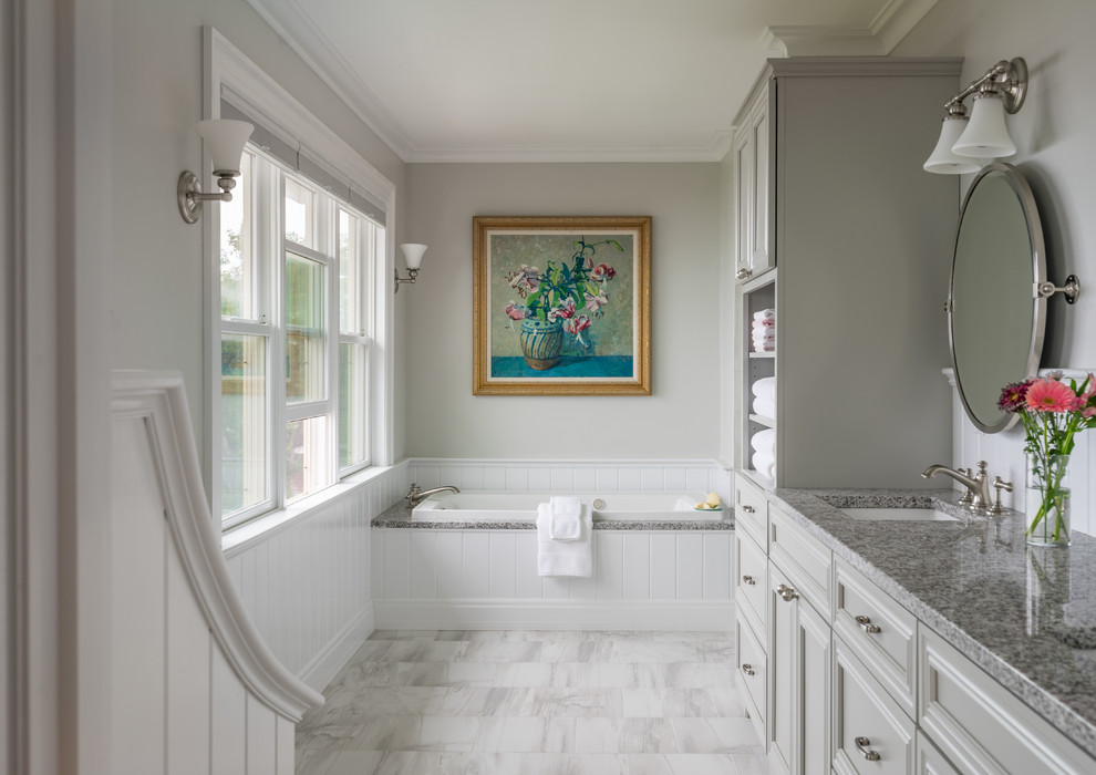 Пример оригинального дизайна: главная ванная комната среднего размера в классическом стиле с плоскими фасадами, серыми фасадами, накладной ванной, открытым душем, унитазом-моноблоком, серой плиткой, керамогранитной плиткой, серыми стенами, полом из керамогранита, врезной раковиной и столешницей из гранита