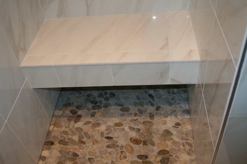 Идея дизайна: ванная комната в стиле модернизм с бежевой плиткой