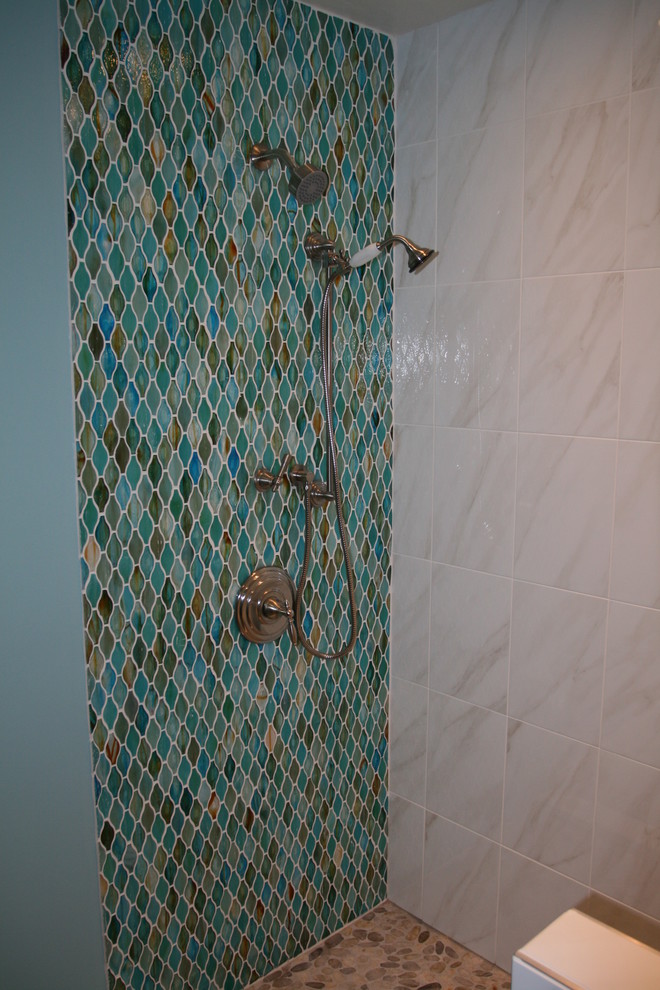 Imagen de cuarto de baño principal moderno grande con encimera de vidrio y ducha esquinera