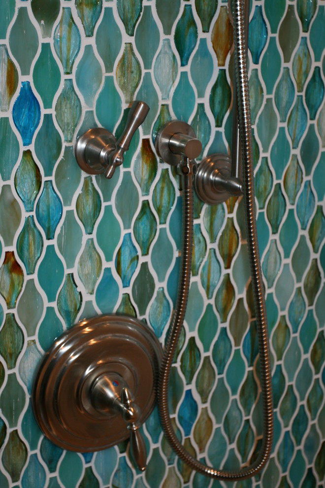 Свежая идея для дизайна: большая главная ванная комната в стиле модернизм с разноцветной плиткой - отличное фото интерьера