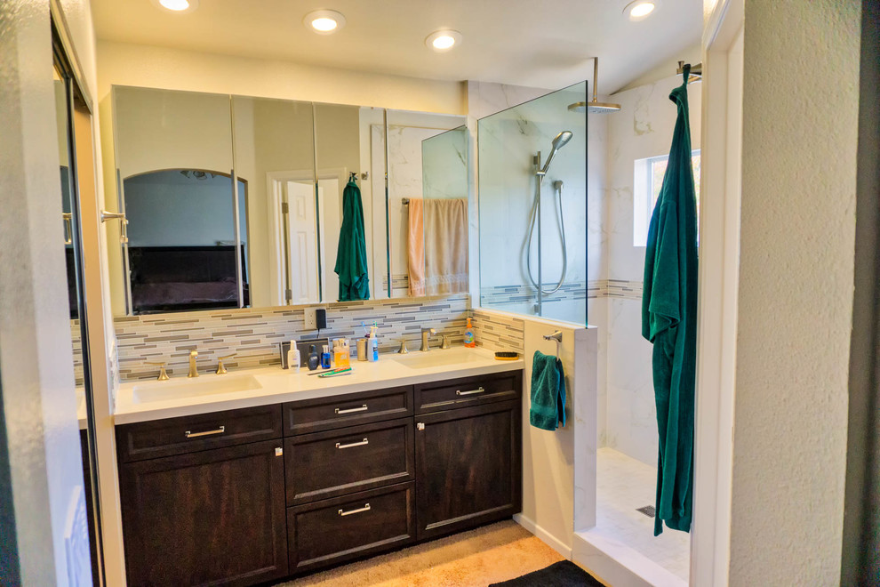 Foto på ett stort vintage en-suite badrum, med luckor med infälld panel, bruna skåp, en öppen dusch, flerfärgad kakel, keramikplattor, beige väggar, ett undermonterad handfat, bänkskiva i kvarts och med dusch som är öppen