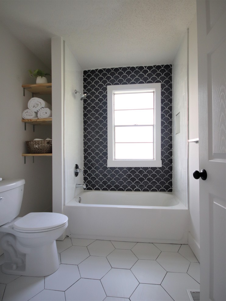 Idéer för små badrum, med ett badkar i en alkov, en dusch/badkar-kombination, en toalettstol med separat cisternkåpa, svart och vit kakel, keramikplattor, vita väggar, klinkergolv i porslin, vitt golv och med dusch som är öppen