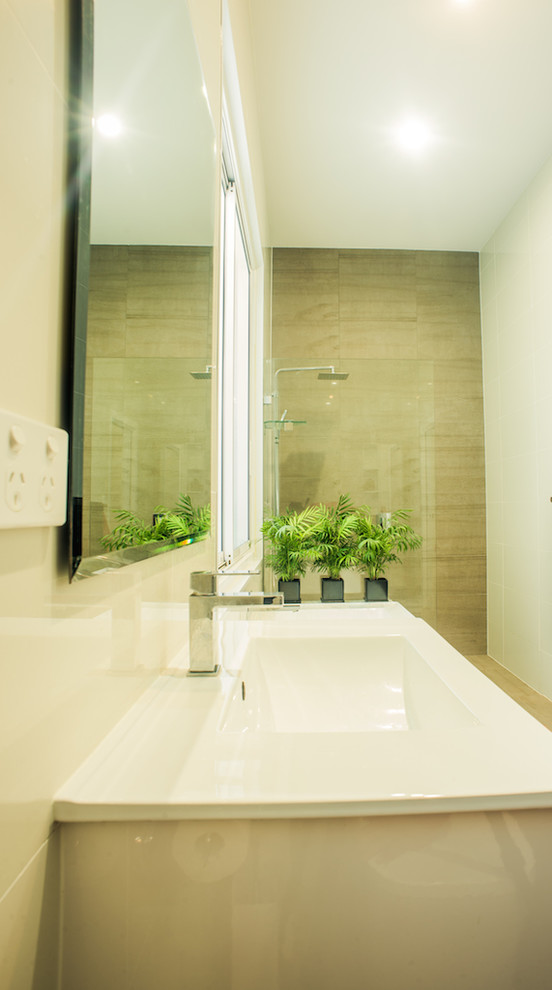 Inspiration för ett funkis en-suite badrum, med vita skåp, flerfärgad kakel, flerfärgade väggar, flerfärgat golv och med dusch som är öppen