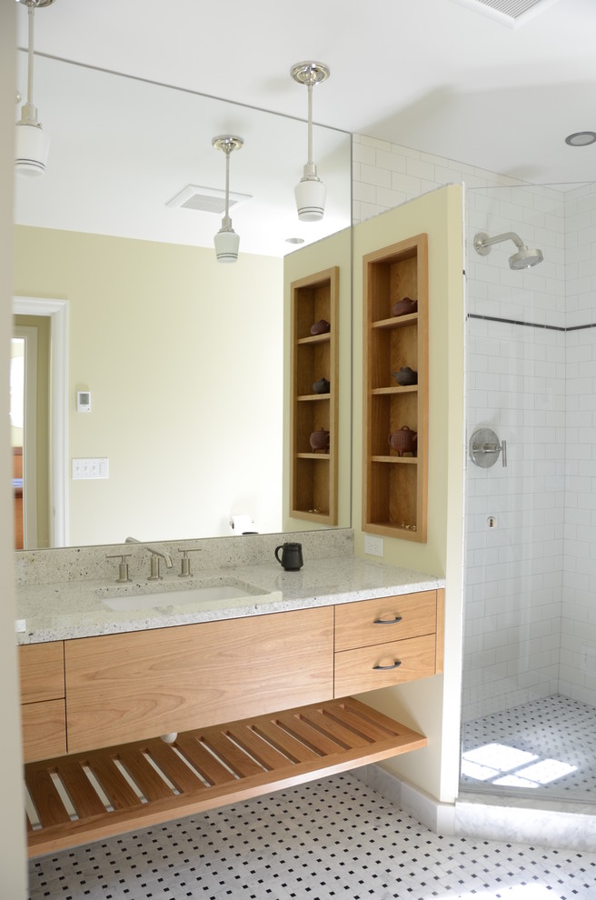 Idéer för ett klassiskt badrum, med ett undermonterad handfat, en hörndusch, släta luckor, skåp i ljust trä, granitbänkskiva, vit kakel och tunnelbanekakel