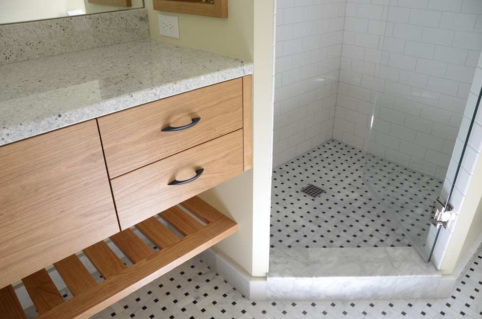 Свежая идея для дизайна: ванная комната в классическом стиле с угловым душем, столешницей из гранита, белой плиткой и плиткой кабанчик - отличное фото интерьера