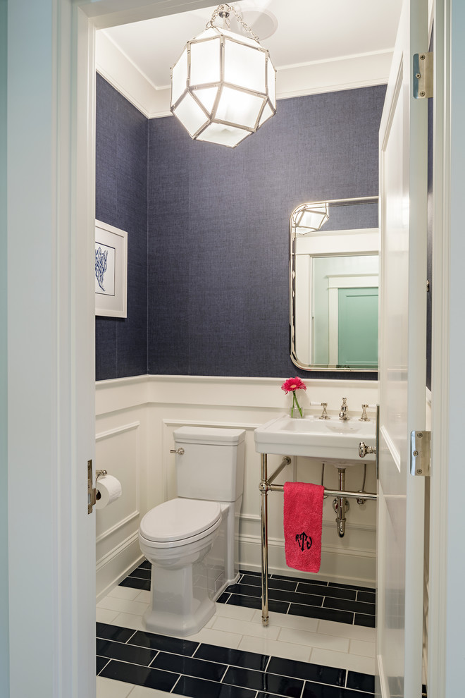 Immagine di una stanza da bagno con doccia american style di medie dimensioni con pareti blu, pavimento con piastrelle in ceramica e pavimento multicolore