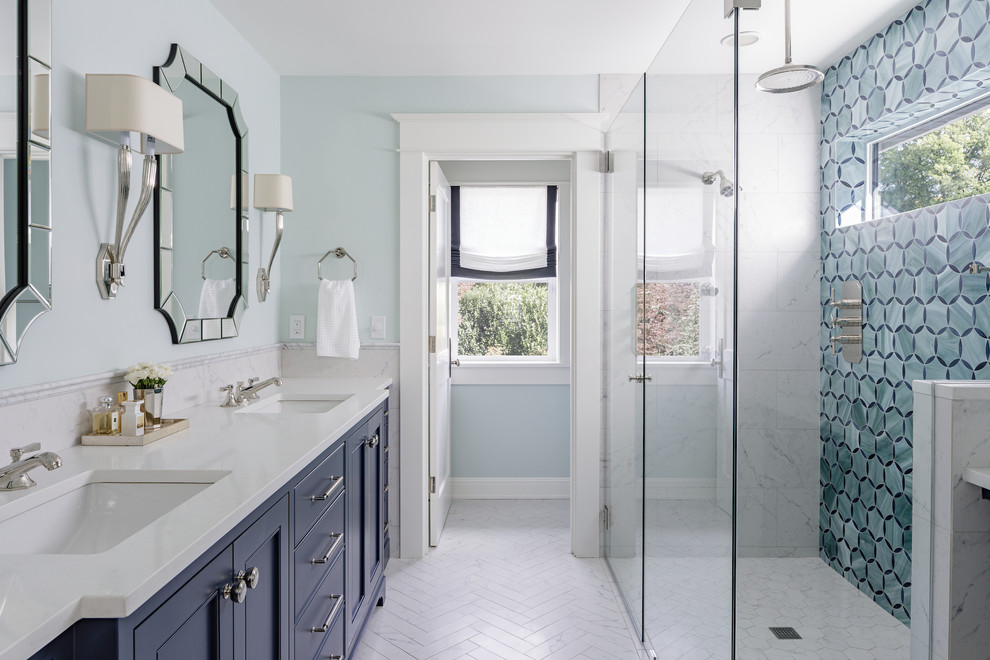 Пример оригинального дизайна: большая главная ванная комната в стиле кантри с фасадами в стиле шейкер, синими фасадами, душевой комнатой, унитазом-моноблоком, разноцветной плиткой, плиткой из листового стекла, зелеными стенами, полом из керамогранита, врезной раковиной, столешницей из искусственного кварца, серым полом и душем с распашными дверями