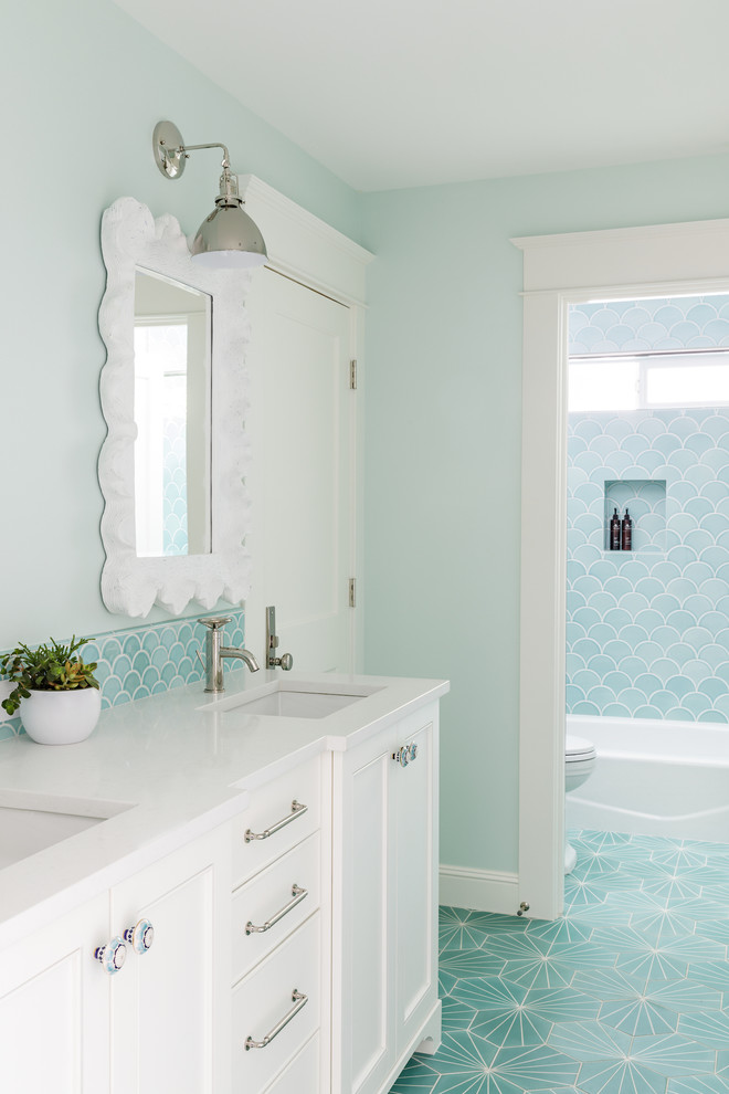 Свежая идея для дизайна: детская ванная комната среднего размера в стиле неоклассика (современная классика) с белыми фасадами, ванной в нише, душем над ванной, зеленой плиткой, синей плиткой, керамической плиткой, зелеными стенами, полом из цементной плитки, врезной раковиной, столешницей из искусственного кварца, бирюзовым полом, шторкой для ванной и фасадами с утопленной филенкой - отличное фото интерьера
