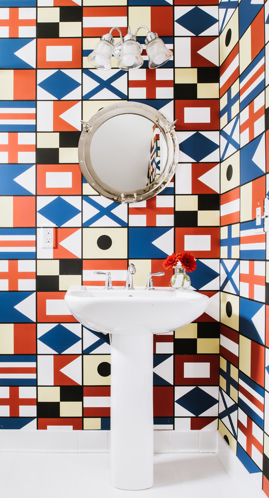 Réalisation d'une salle de bain design avec un mur multicolore, un lavabo de ferme et un sol blanc.