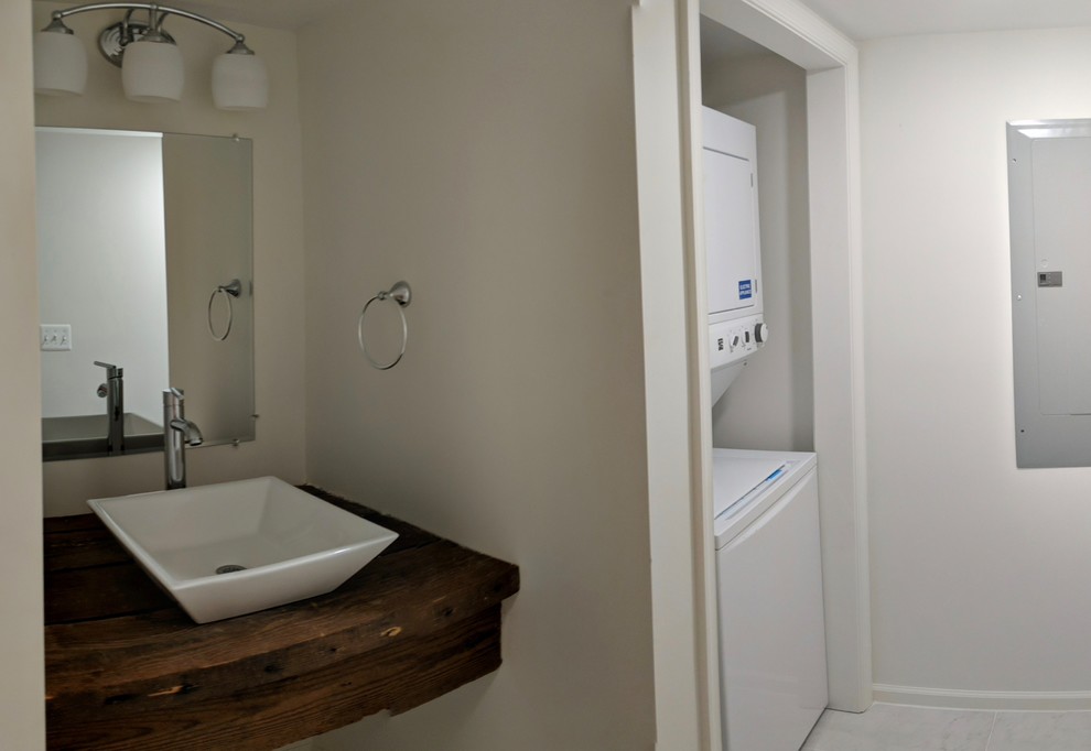 Idéer för små vintage brunt en-suite badrum, med en dusch i en alkov, en toalettstol med hel cisternkåpa, grå väggar, laminatgolv, ett fristående handfat, träbänkskiva, brunt golv och dusch med duschdraperi