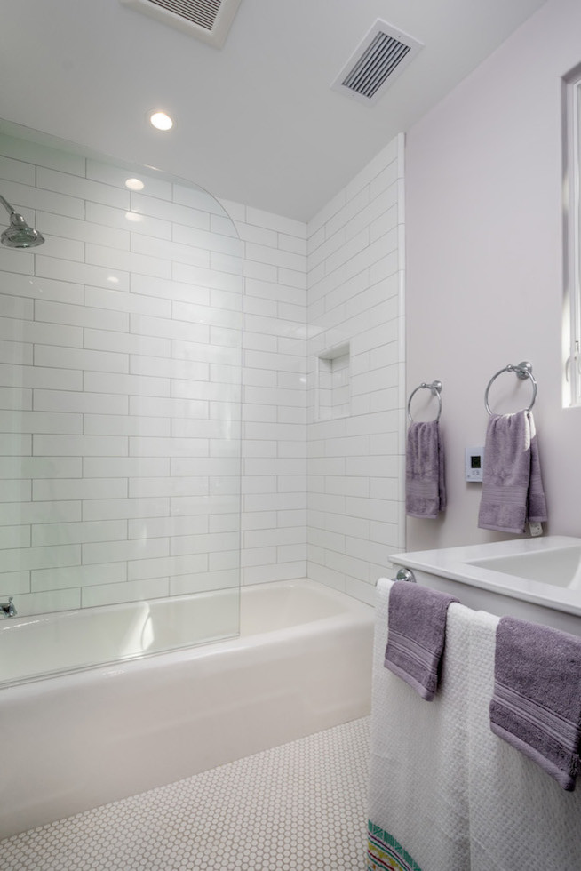 Стильный дизайн: детская ванная комната среднего размера в современном стиле с фасадами в стиле шейкер, белыми фасадами, ванной в нише, душем над ванной, раздельным унитазом, белой плиткой, плиткой кабанчик, розовыми стенами, полом из цементной плитки, монолитной раковиной, столешницей из кварцита, белым полом и душем с распашными дверями - последний тренд