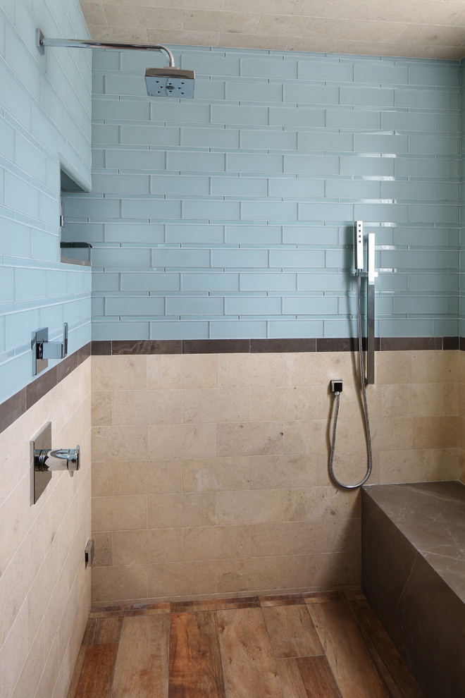 Пример оригинального дизайна: большая главная ванная комната в классическом стиле с фасадами с утопленной филенкой, коричневыми фасадами, отдельно стоящей ванной, душем в нише, бежевой плиткой, синей плиткой, стеклянной плиткой, бежевыми стенами, полом из керамогранита, врезной раковиной и столешницей из искусственного камня