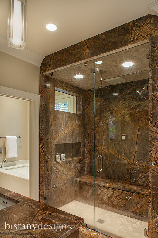 Idee per una sauna chic di medie dimensioni con pareti beige, pavimento con piastrelle a mosaico, top in marmo e vasca sottopiano
