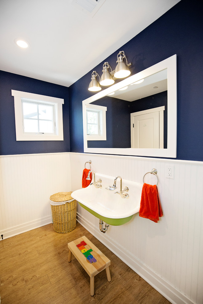 Foto di una stanza da bagno per bambini country di medie dimensioni con pareti blu, pavimento in legno massello medio, lavabo sospeso e pavimento marrone