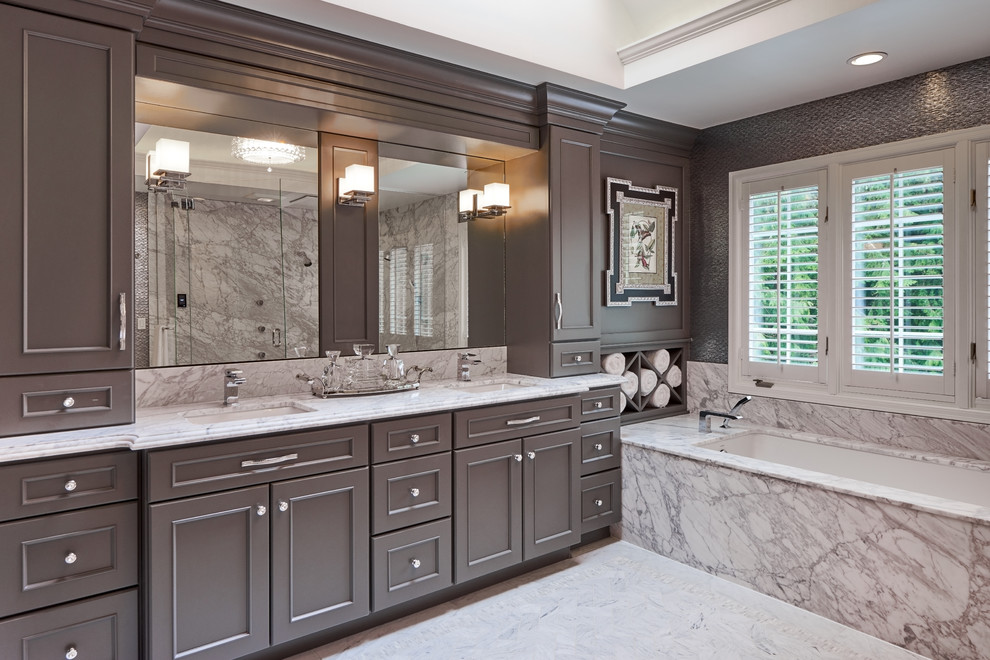 Inredning av ett modernt mellanstort grå grått en-suite badrum, med skåp i shakerstil, bruna skåp, ett platsbyggt badkar, våtrum, marmorgolv, ett undermonterad handfat och granitbänkskiva