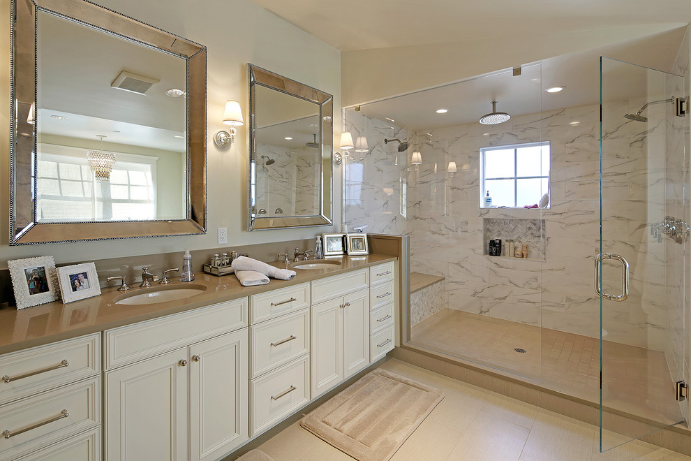 Inspiration för ett stort vintage en-suite badrum, med luckor med infälld panel, vita skåp, beige väggar, ett undermonterad handfat, granitbänkskiva, en dubbeldusch, vit kakel, stenhäll och klinkergolv i porslin