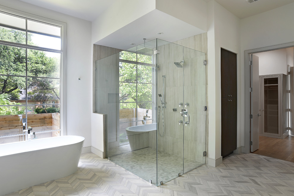 Идея дизайна: большая главная ванная комната в современном стиле с плоскими фасадами, черными фасадами, угловым душем, белыми стенами, раковиной с пьедесталом, серым полом и душем с распашными дверями