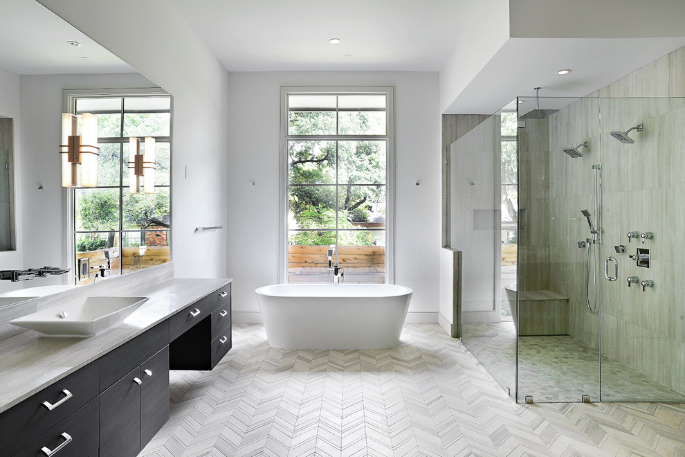 Exempel på ett stort modernt en-suite badrum, med släta luckor, svarta skåp, en hörndusch, vita väggar, ett piedestal handfat, grått golv och dusch med gångjärnsdörr