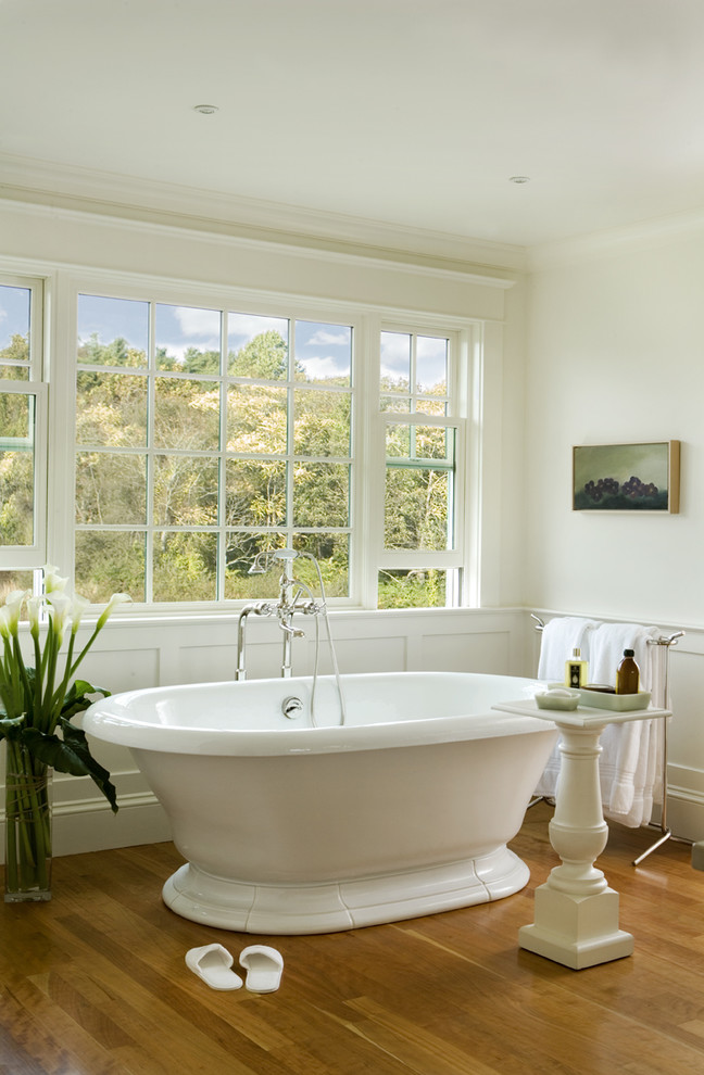 Foto di una stanza da bagno tradizionale con lavabo sottopiano e vasca freestanding