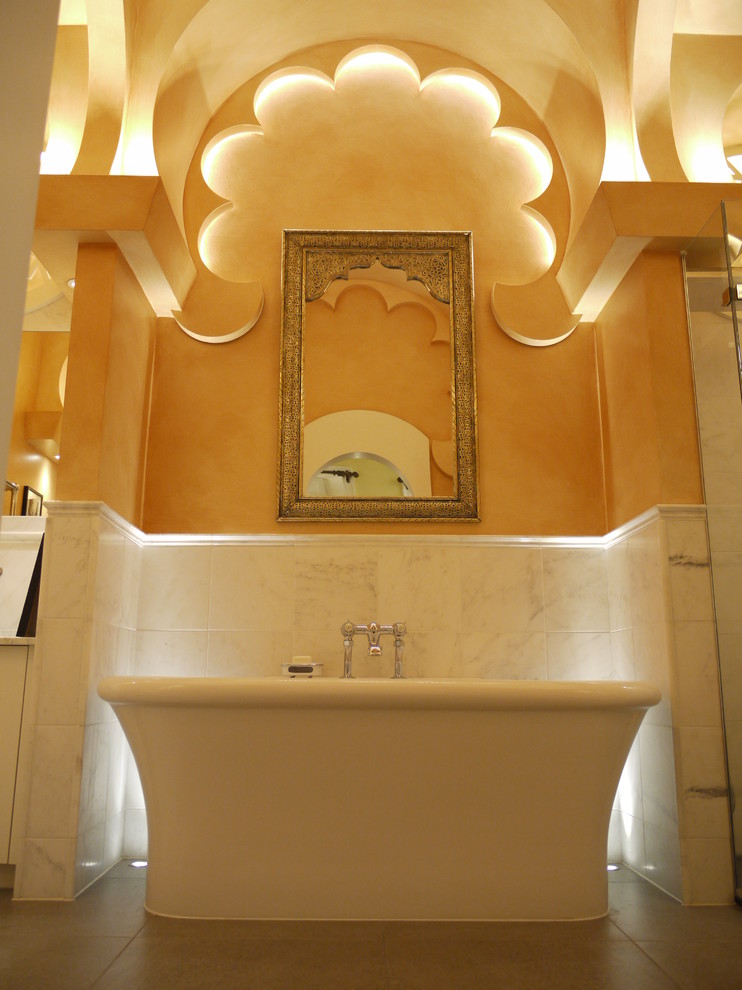 Источник вдохновения для домашнего уюта: главная ванная комната среднего размера в стиле фьюжн с настольной раковиной, фасадами островного типа, белыми фасадами, мраморной столешницей, отдельно стоящей ванной, душем в нише, инсталляцией, белой плиткой, плиткой из листового камня, желтыми стенами и полом из известняка