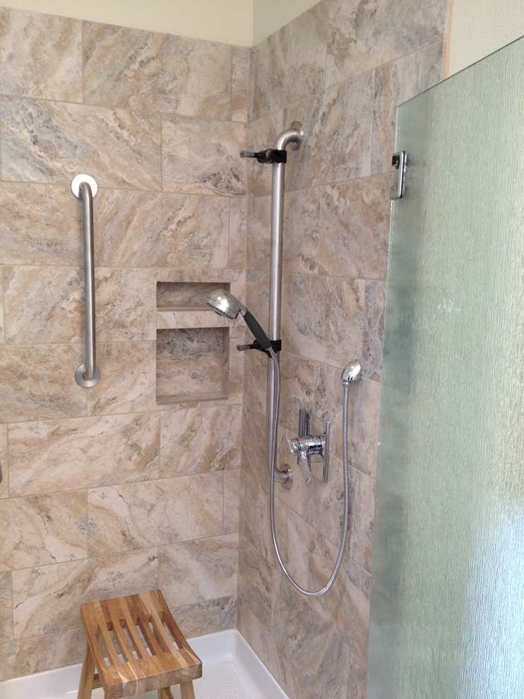 Inspiration pour une salle de bain principale traditionnelle avec une douche à l'italienne, un carrelage multicolore et un sol en carrelage de céramique.