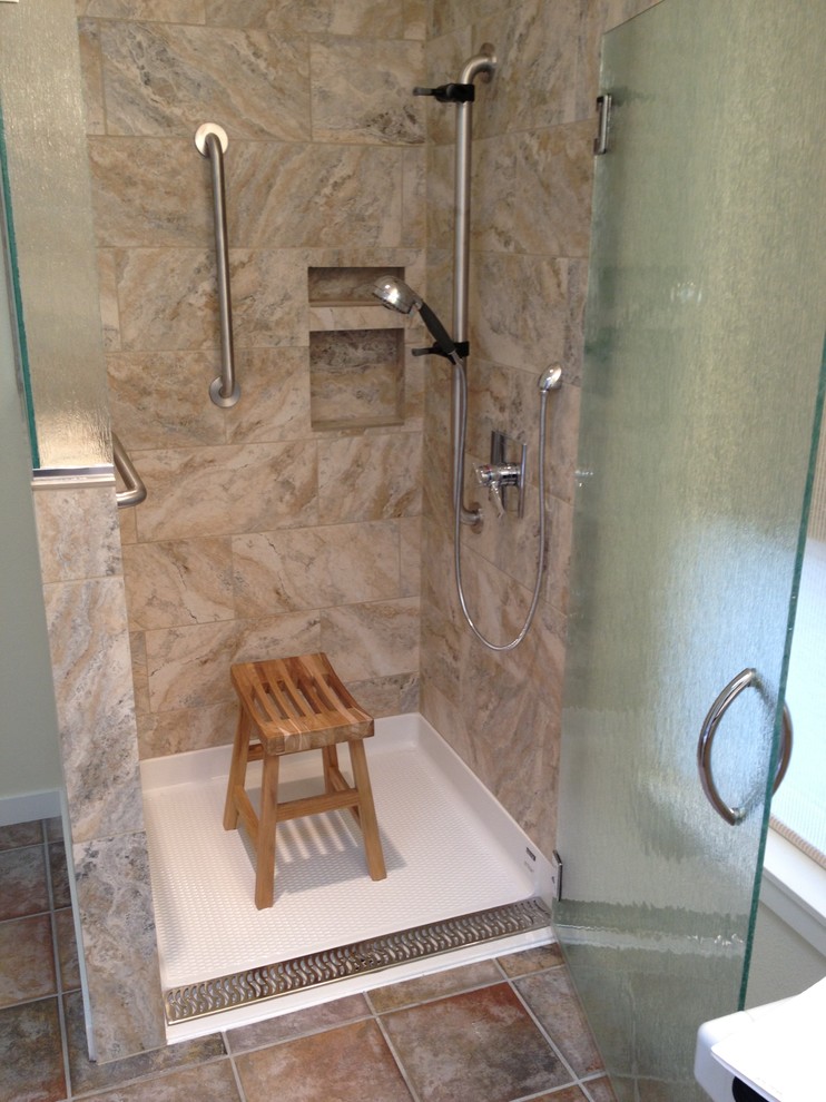 Ispirazione per una stanza da bagno padronale tradizionale con doccia a filo pavimento, piastrelle multicolore e pavimento con piastrelle in ceramica