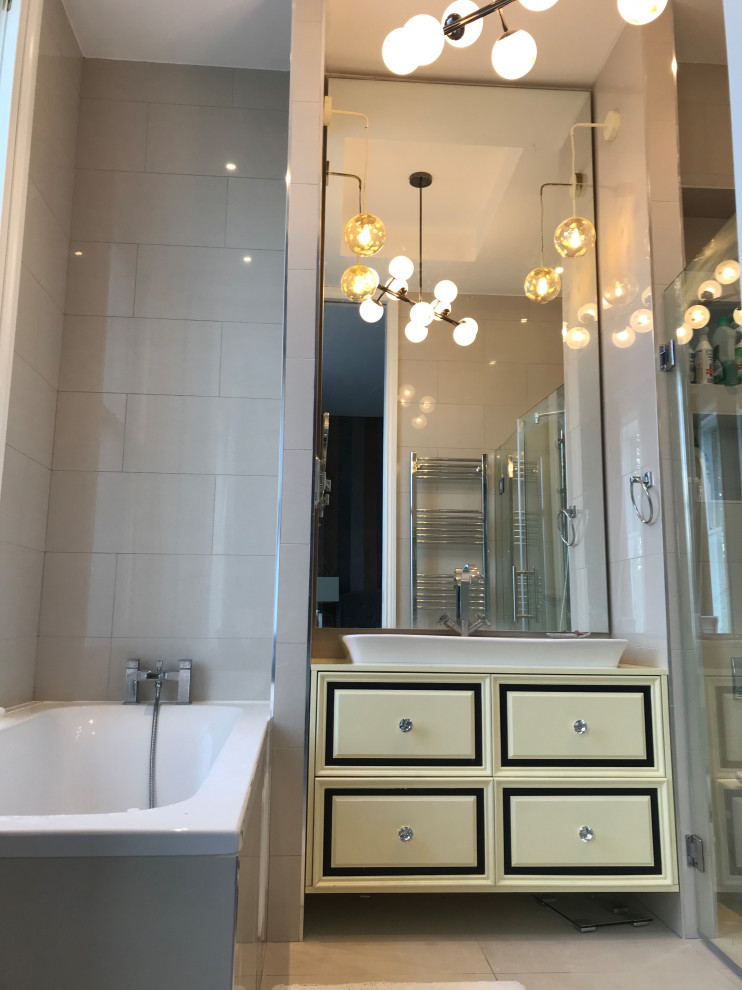 Mittelgroßes Modernes Badezimmer En Suite mit Kassettenfronten und gelben Schränken in London