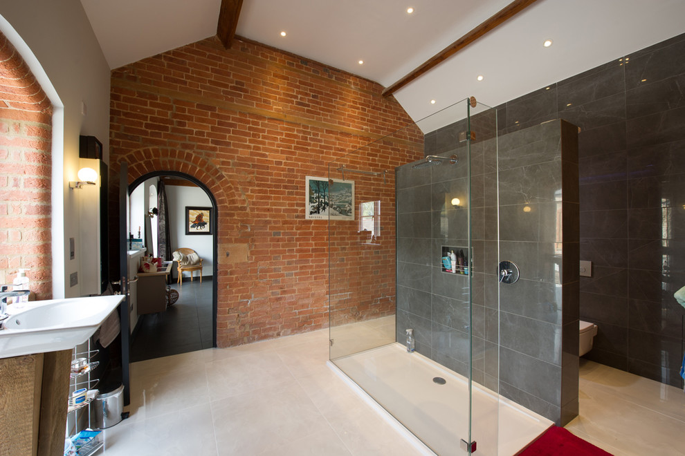 Esempio di una stanza da bagno minimal con piastrelle grigie, piastrelle in gres porcellanato, pavimento in gres porcellanato e pavimento beige