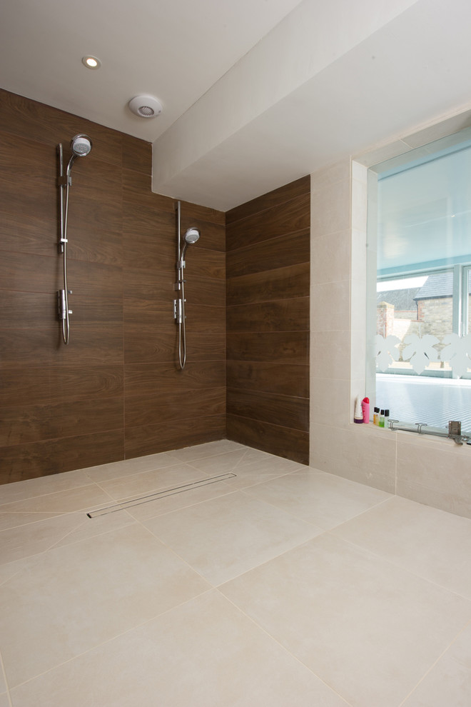 Foto di una stanza da bagno minimal con piastrelle beige, piastrelle in gres porcellanato, pareti beige, pavimento in gres porcellanato e pavimento beige