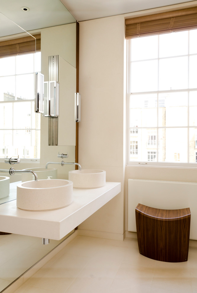 Modern inredning av ett badrum, med ett fristående handfat och vita väggar
