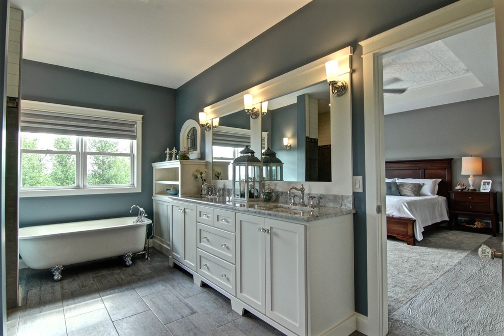 Idéer för mellanstora vintage en-suite badrum, med skåp i shakerstil, vita skåp, ett badkar med tassar, ett undermonterad handfat och marmorbänkskiva