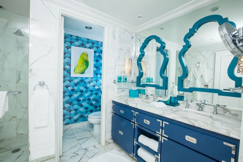 Immagine di una stanza da bagno padronale stile marino di medie dimensioni con top in marmo, pareti blu e pavimento in marmo