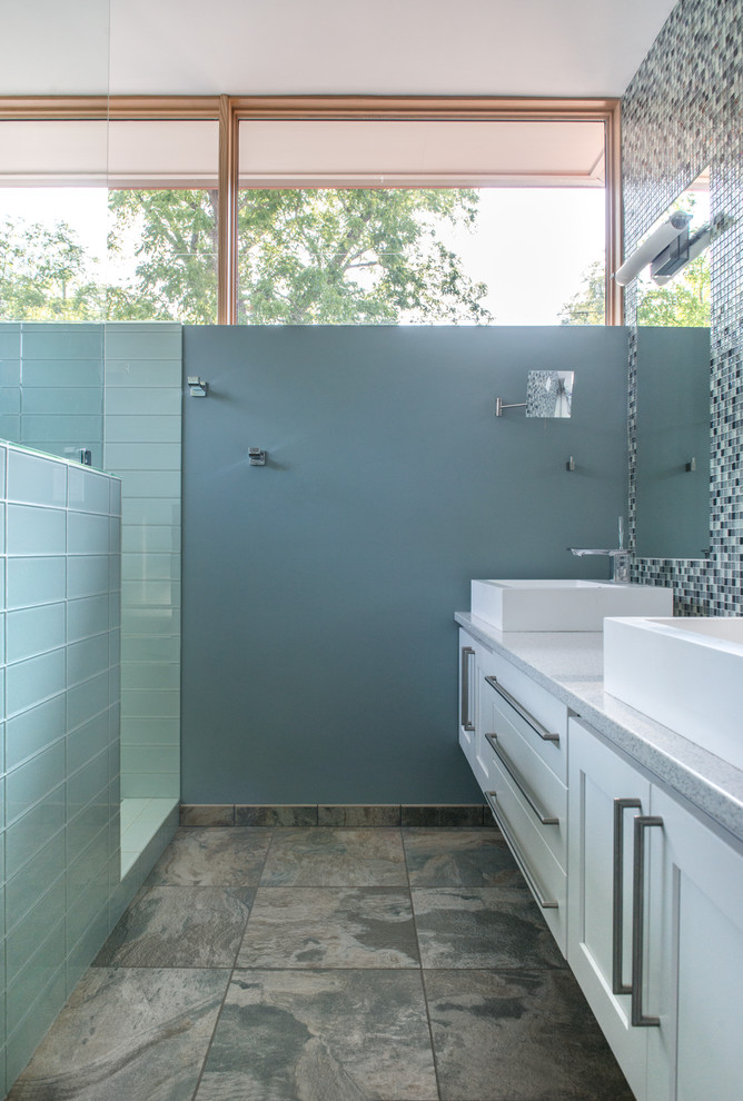 Ispirazione per una stanza da bagno moderna con ante con bugna sagomata, ante bianche, doccia aperta, piastrelle blu, piastrelle a mosaico, pareti blu, lavabo a bacinella e top in quarzite