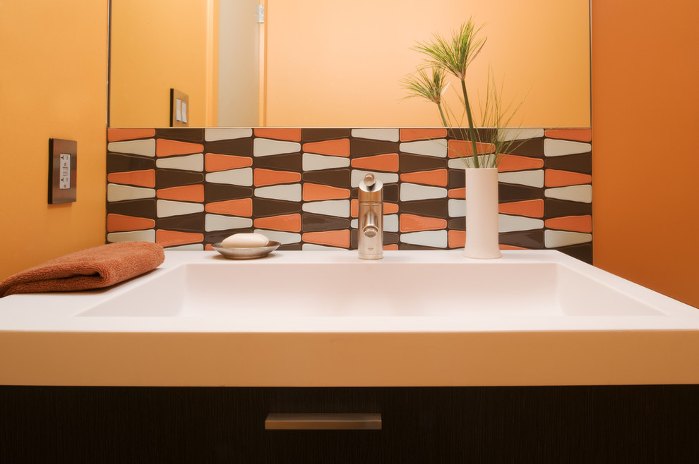 Immagine di una stanza da bagno moderna con piastrelle a mosaico