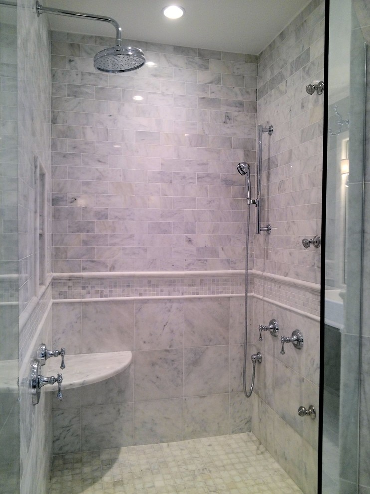 Idéer för att renovera ett stort funkis en-suite badrum, med luckor med infälld panel, skåp i mörkt trä, marmorbänkskiva, ett fristående badkar, en hörndusch, en toalettstol med hel cisternkåpa, vit kakel, stenkakel, grå väggar, marmorgolv, ett avlångt handfat, vitt golv och dusch med gångjärnsdörr