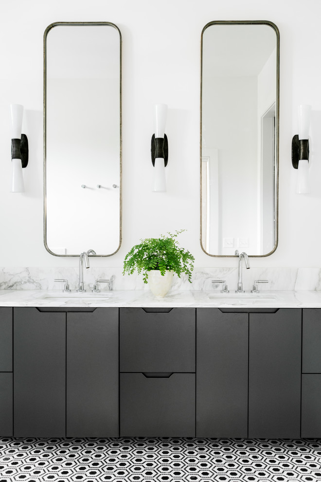 Idée de décoration pour une salle de bain tradition avec un placard à porte plane, des portes de placard noires, un mur blanc, un lavabo encastré et un sol noir.