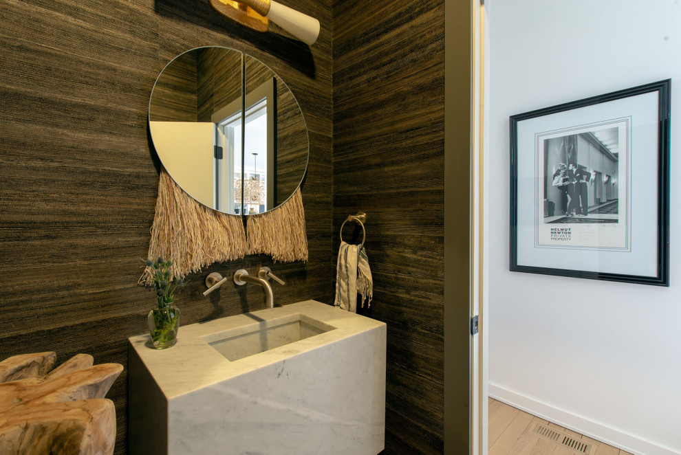 Esempio di una stanza da bagno minimalista di medie dimensioni con ante beige, pareti marroni, top in marmo, un lavabo, mobile bagno sospeso e carta da parati