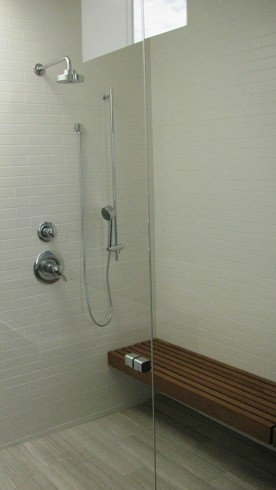 Immagine di una stanza da bagno padronale minimalista di medie dimensioni con lavabo da incasso, ante lisce, ante in legno bruno, vasca da incasso, doccia aperta, WC a due pezzi, piastrelle bianche, piastrelle diamantate, pareti blu, parquet chiaro, pavimento beige e porta doccia a battente