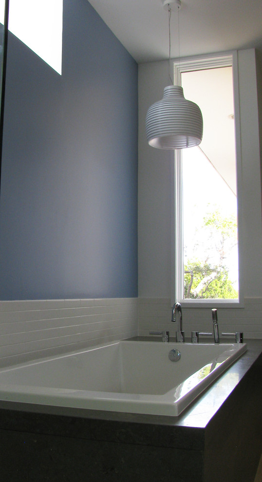 Свежая идея для дизайна: главная ванная комната среднего размера в стиле модернизм с накладной раковиной, плоскими фасадами, темными деревянными фасадами, накладной ванной, открытым душем, раздельным унитазом, белой плиткой, плиткой кабанчик, синими стенами, светлым паркетным полом, бежевым полом и душем с распашными дверями - отличное фото интерьера