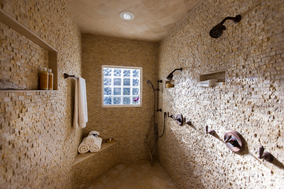 Idee per una stanza da bagno tradizionale con doccia doppia, piastrelle beige, piastrelle di cemento e pavimento con piastrelle in ceramica