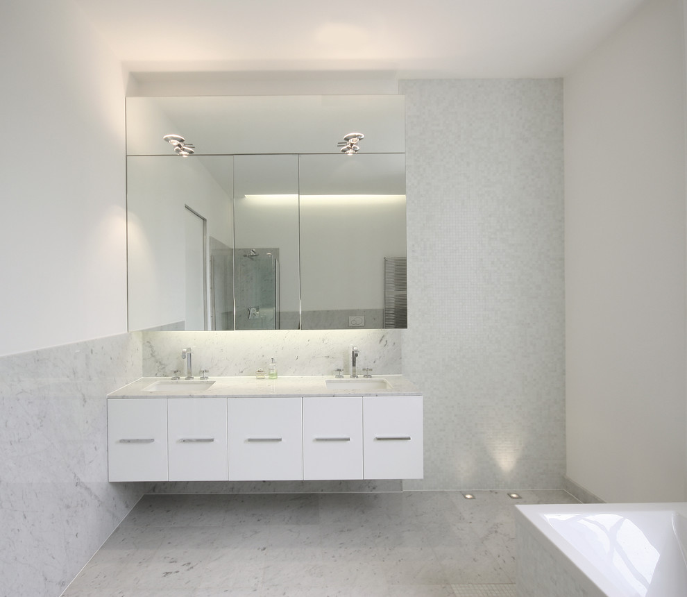 Aménagement d'une salle de bain contemporaine avec un carrelage blanc et mosaïque.