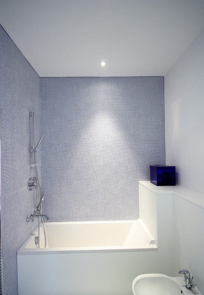 Cette photo montre une salle de bain tendance avec un carrelage bleu, mosaïque et du carrelage bicolore.