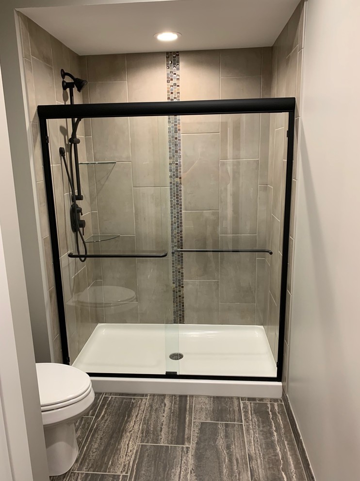 Exempel på ett mellanstort modernt badrum med dusch, med skåp i mellenmörkt trä, en dusch i en alkov, porslinskakel, klinkergolv i keramik, grått golv, dusch med skjutdörr och beige kakel