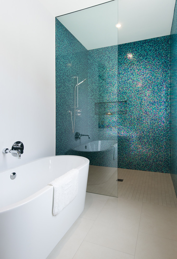 Ejemplo de cuarto de baño principal actual con ducha a ras de suelo, baldosas y/o azulejos multicolor, baldosas y/o azulejos en mosaico, paredes blancas, suelo beige y ducha abierta
