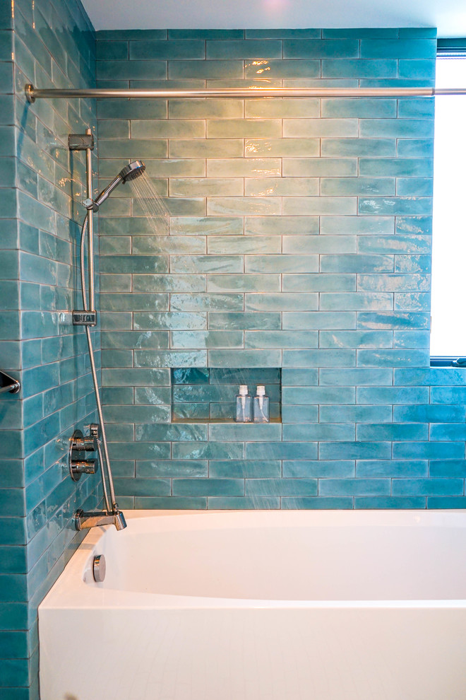 На фото: ванная комната среднего размера в стиле неоклассика (современная классика) с белыми фасадами, ванной в нише, синей плиткой, синими стенами, столешницей из кварцита, белым полом, белой столешницей, душем над ванной, унитазом-моноблоком, керамической плиткой, полом из керамогранита, душевой кабиной, монолитной раковиной и шторкой для ванной с
