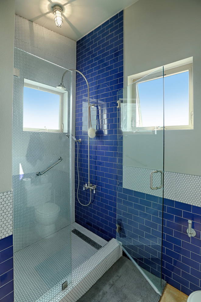 Свежая идея для дизайна: большая ванная комната в стиле лофт с плоскими фасадами, темными деревянными фасадами, душем в нише, раздельным унитазом, синей плиткой, плиткой кабанчик, серыми стенами, бетонным полом, душевой кабиной, столешницей из искусственного кварца, монолитной раковиной и душем с распашными дверями - отличное фото интерьера