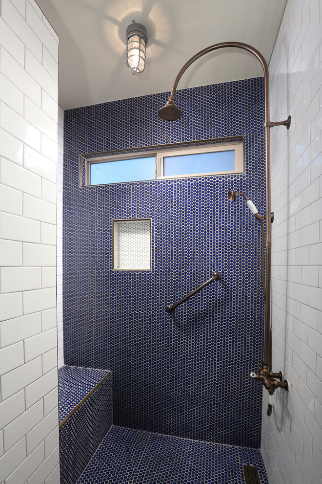 Immagine di una grande stanza da bagno con doccia industriale con ante in stile shaker, ante con finitura invecchiata, doccia alcova, WC a due pezzi, piastrelle blu, piastrelle a mosaico, pareti grigie, pavimento in cemento, lavabo sospeso e porta doccia a battente