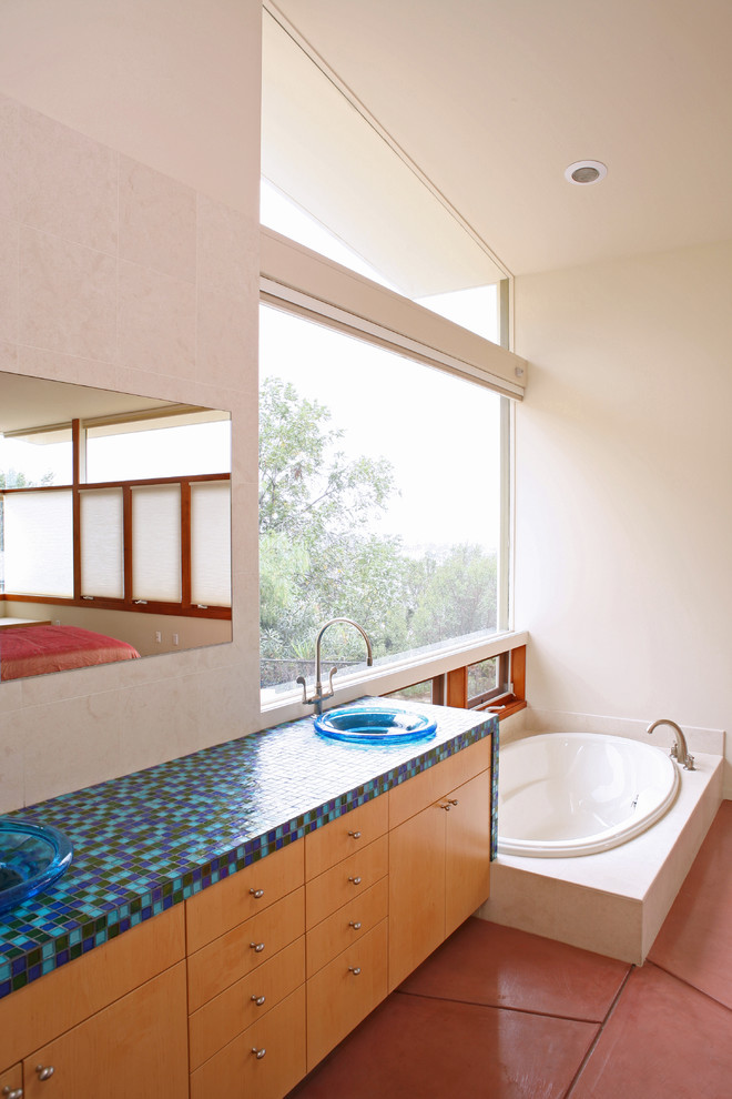 Modelo de cuarto de baño contemporáneo con encimera de azulejos, baldosas y/o azulejos azules, baldosas y/o azulejos en mosaico, encimeras multicolor y ventanas