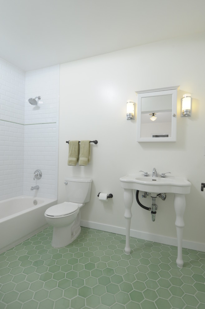 Idées déco pour une salle de bain principale méditerranéenne de taille moyenne avec un carrelage vert, un carrelage métro, une baignoire en alcôve, un combiné douche/baignoire, WC séparés, un plan vasque, un mur blanc et un sol en carrelage de céramique.