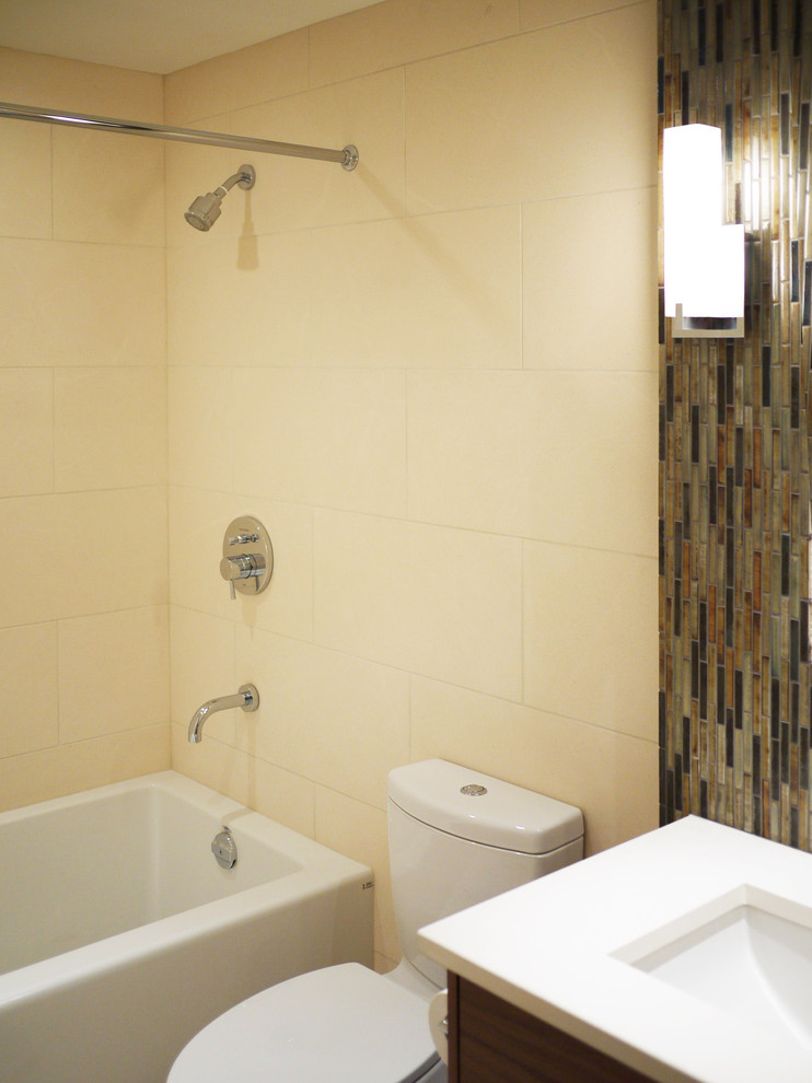 This is an example of a contemporary bathroom in Ottawa.